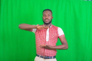 Ciddi yakışıklı bir gencin portresi. İki eliyle büyük boy jest yapıyor..