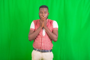 Yakışıklı, şaşkın, ağzı kapalı genç bir adamın portresi..