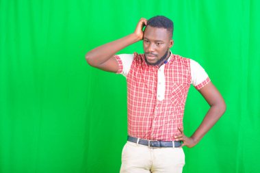 Yakışıklı, endişeli bir gencin portresi bir şeyler düşünüyor..