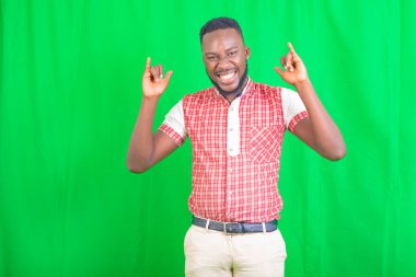 Kameraya gülümserken ellerini sallayan yakışıklı bir gencin portresi..