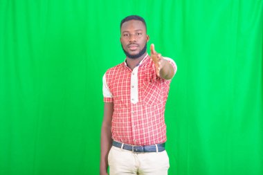 El sıkışan yakışıklı bir gencin portresi..