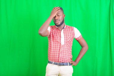 Yakışıklı bir gencin portresi. Elimi kalçamdan, diğer elimi de kafamdan tutuyor..