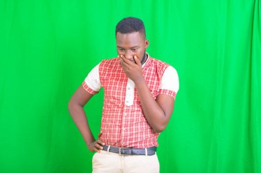 Yakışıklı, endişeli bir gencin bir şeyler düşünen portresi..