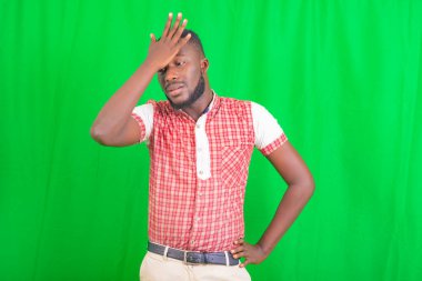 Yakışıklı bir gencin portresi. Elimi kalçamdan, diğer elimi de kafamdan tutuyor..