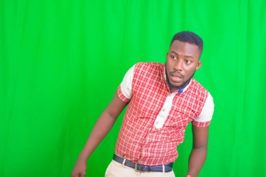 Yakışıklı bir gencin portresi, yan gözle bir şeye bakarken şaşırdı..