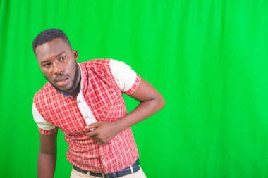 Yakışıklı bir gencin portresi, yan gözle bir şeye bakarken şaşırdı..