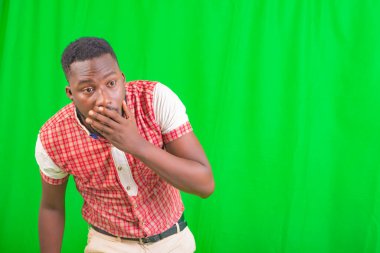 Genç, yakışıklı, şaşırmış bir adamın portresi..