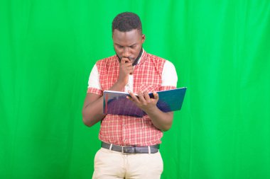 Yakışıklı bir iş adamının portresi notları bir not defterinden okuyor..