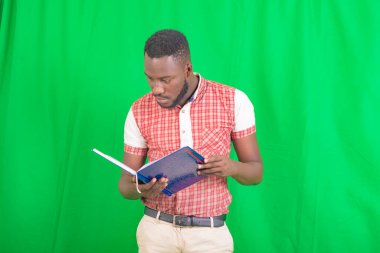 Yakışıklı bir iş adamının portresi notları bir not defterinden okuyor..