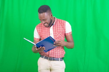 Yakışıklı bir iş adamının portresi notları bir not defterinden okurken gülümsüyor..