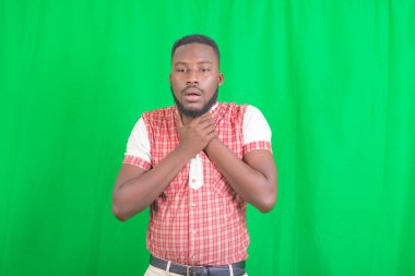 Boğazı ağrıyan yakışıklı bir iş adamının portresi, elleriyle boynuna dokunuyor..