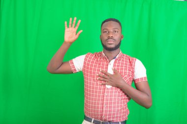 Elini göğsünde tutup avucunu kaldıran yakışıklı bir iş adamının portresi..