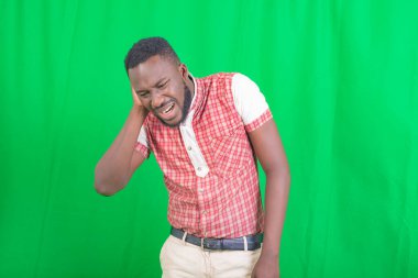 Kulağında acı hisseden yakışıklı bir iş adamının portresi..