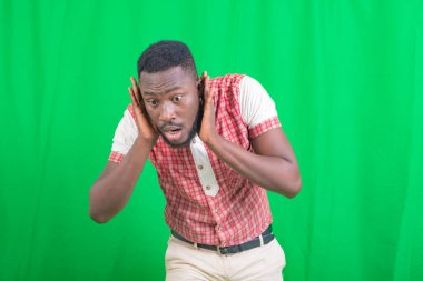 İki elini de kulaklarının üzerine koyarak söylentileri dinleyen yakışıklı bir adamın portresi..