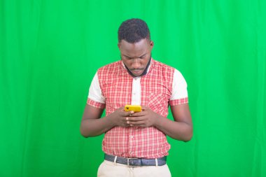 Genç ve yakışıklı bir iş adamının portresi cep telefonuyla sohbet ediyor..