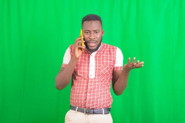 Cep telefonuyla konuşan yakışıklı, ciddi bir iş adamının portresi. Elini hareket ettirirken.