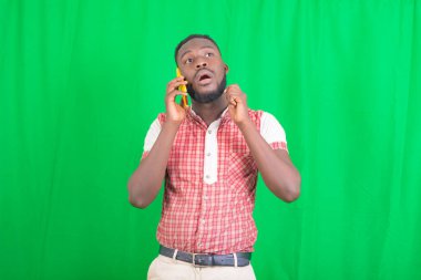 Cep telefonuyla konuşan yakışıklı, ciddi bir iş adamının portresi. Elini hareket ettirirken.