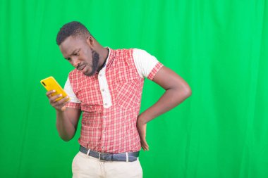 Cep telefonu kullanan yakışıklı bir iş adamının portresi..