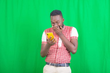 Gülümserken cep telefonu kullanan yakışıklı bir iş adamının portresi..