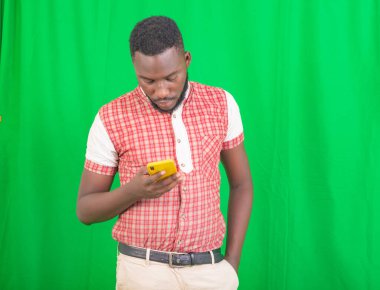 Cep telefonu kullanan yakışıklı bir iş adamının portresi..