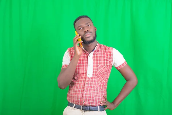 Retrato Joven Hombre Negocios Guapo Serio Hablando Por Teléfono Móvil — Foto de Stock