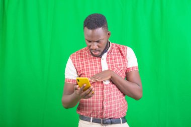 Cep telefonu kullanan yakışıklı bir iş adamının portresi..