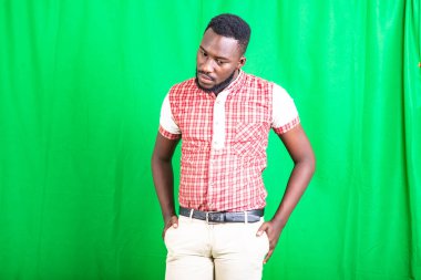 İki elini de cebinde tutan yakışıklı, kendine güvenen bir gencin portresi..