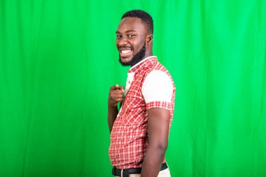 Yakışıklı bir gencin portresi gülümserken parmağını öne doğru gösteriyor..