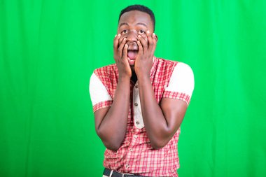 Ellerini yüzüne dayamış yakışıklı bir gencin portresi..