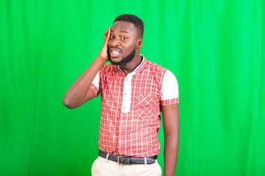 Yanaktan el ele tutuşan yakışıklı bir gencin portresi..