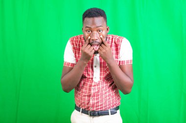 Yakışıklı bir gencin portresi. Parmaklarını gözlerinin yanında tutuyor..