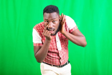 Yakışıklı genç bir adamın portresi, göz ucuyla parmağını tutuyor ve el ele tutuşarak dedikoduları dinliyor..