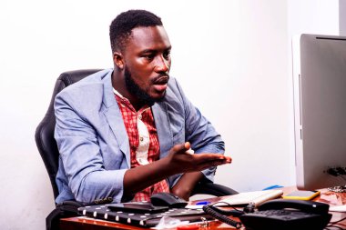 Yakışıklı genç iş adamı, ofisteki dizüstü bilgisayarda kötü haberleri görünce şaşırdı ve el kaldırdı..