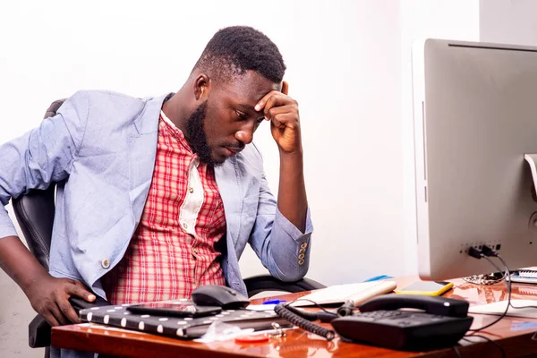 Pohledný Mladý Podnikatel Sedí Tváří Tvář Notebook Kanceláři Zatímco Mají — Stock fotografie