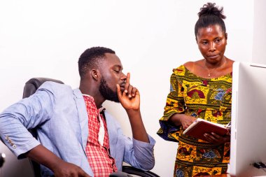 Ofiste birlikte çalışan bir iş adamı. Sekreter, patronun emriyle not defterine not alıyor..