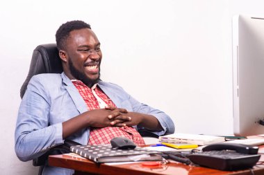 Ceketli iş adamı tezahürat yapıyor bilgisayarın kahkahalarına bakıyor..