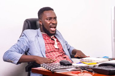 Genç iş adamı ofisteki dizüstü bilgisayara bakarken afallamış ve şaşırmıştı..