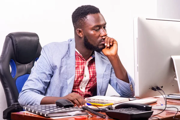 Hombre Negocios Con Chaqueta Sentado Escritorio Mirando Computadora Cubriendo Boca —  Fotos de Stock