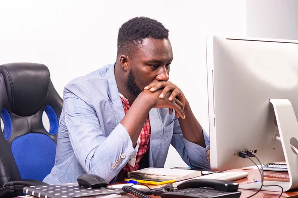 Hombre Negocios Con Chaqueta Sentado Escritorio Mirando Computadora Cubriendo Boca —  Fotos de Stock