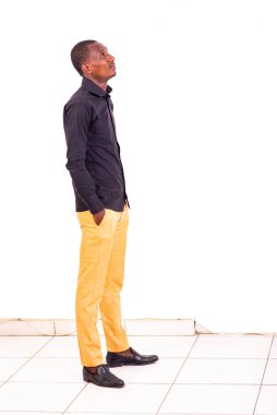 Genç iş adamı iki elini de cebinde tutuyor..