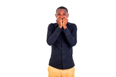 Siyah gömlek giyen ve iki eliyle ağzını kapatan genç bir iş adamının portresi..