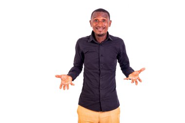 Şaşırmış, siyah gömlekli genç bir işadamının portresi gülümseyerek ellerini sallıyor..