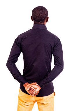 Siyah gömlekli, elleri çapraz genç iş adamının arka manzarası..