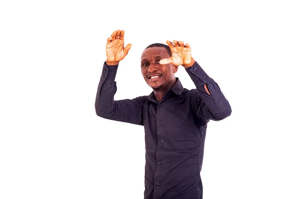 Siyah Gömlekli Genç Bir Işadamının Portresi Gülümseyerek Ellerini Kaldırıyor — Stok fotoğraf