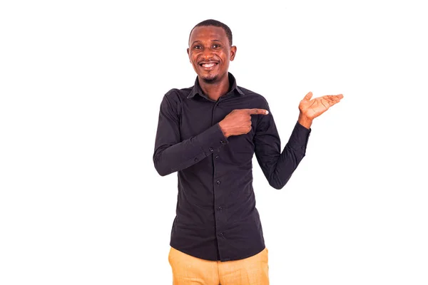 Портрет Молодого Бізнесмена Чорній Сорочці Вказує Палець Просторі Долоні Посміхаючись — стокове фото
