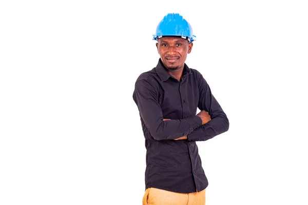 Retrato Jovem Engenheiro Construção Sério Cruzando Braços Enquanto Olha Para — Fotografia de Stock
