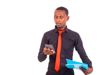 Gülümserken cep telefonu kullanan genç bir işadamının portresi.