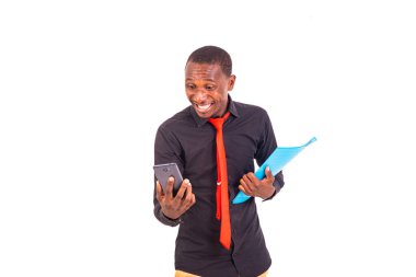 Gülümserken cep telefonu kullanan genç bir işadamının portresi.