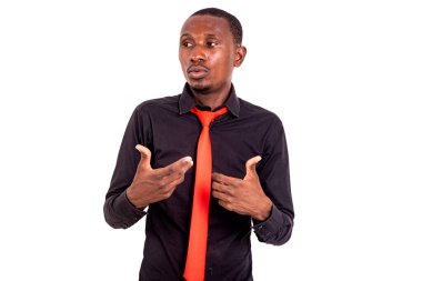 Ellerini hareket ettirirken konuşan genç bir hocanın portresi..