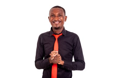 Kameraya gülümseyen genç ve yakışıklı bir iş adamının portresi..